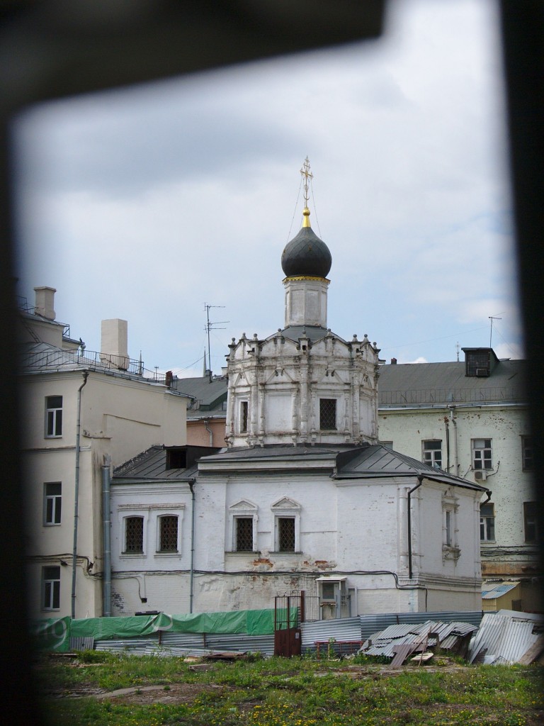 Храм Успения Богородицы на Чижевском подворье. Снимать, как выяснилось, удобнее всего через дырку в заборе ;-)