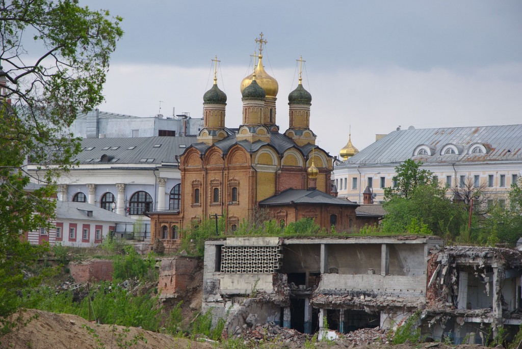 Собор иконы Божией Матери «Знамение» в Зарядье. Снято сквозь дырку в заборе со стороны бывшей гостиницы «Россия», рядом видно то, что от неё осталось ;-)
